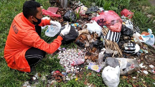 Penampakan Limbah Botol Vaksin yang Dibuang Sembarangan di Cianjur