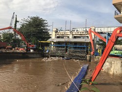 Pintu Air Manggarai Normal Pagi Ini, 3 Ekskavator Disiagakan Angkut Sampah