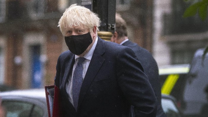 Britains Prime Minister Boris Johnson arrives at BBC Broadcasting House to appear on the Andrew Marr show, in London, Sunday, Oct. 4, 2020. Johnson has defended his handling of the coronavirus pandemic, but warned that the country faces a “bumpy” winter ahead. Britain has Europe’s highest coronavirus death toll, at more than 42,000, and Johnson’s Conservative government is facing criticism from all sides. Opponents say tougher social restrictions are needed to suppress a second pandemic wave. (Victoria Jones/PA via AP)