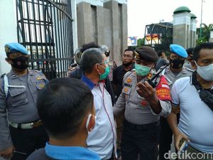 Video Polisi-Buruh Adu Argumen saat DPR Sahkan RUU Cipta Kerja