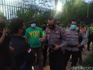 Polisi Bubarkan Buruh yang Datang ke DPR Saat Pengesahan UU Cipta Kerja
