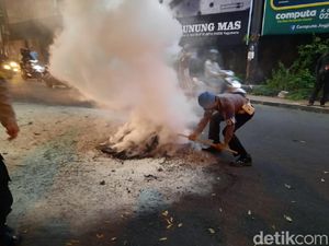 Massa Aksi Tolak Omnibus Law di Simpang Tiga Gejayan Bubarkan Diri