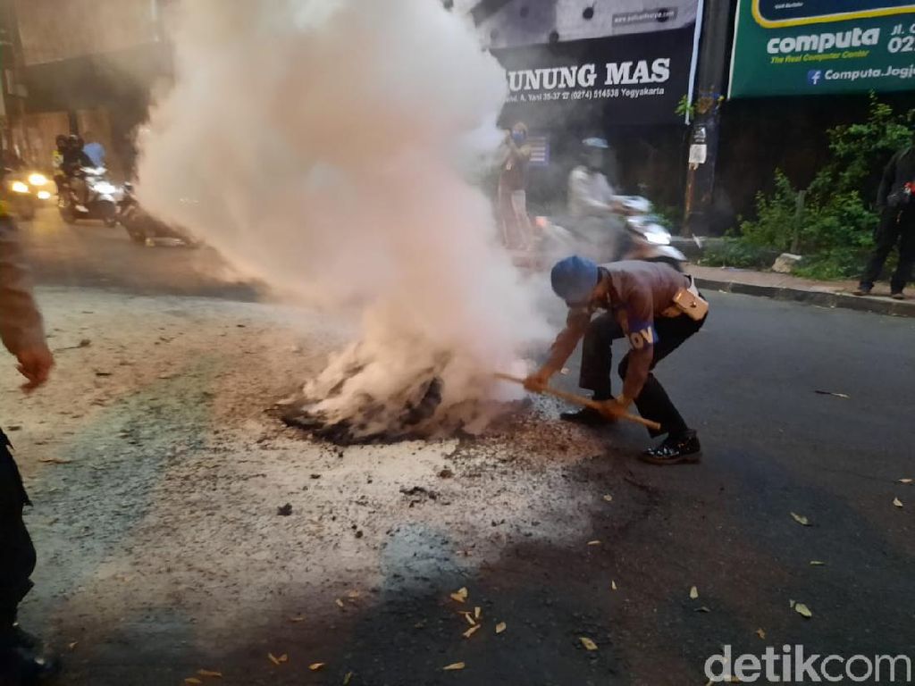 Massa Aksi Tolak Omnibus Law di Simpang Tiga Gejayan Bubarkan Diri Massa Aksi Tolak Omnibus Law di Simpang Tiga Gejayan Bubarkan Diri