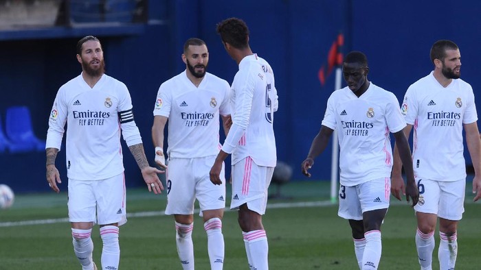 VILLAREAL, SPAIN - OCTOBER 04: Karim Benzema of Real Madrid  celebrates after scoring his teams second goal with his team during the La Liga Santander match between Levante UD and Real Madrid at Ciutat de Valencia Stadium on October 04, 2020 in Valencia, Spain. Football Stadiums around Europe remain empty due to the Coronavirus Pandemic as Government social distancing laws prohibit fans inside venues resulting in fixtures being played behind closed doors. (Photo by Alex Caparros/Getty Images)