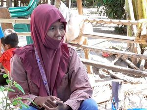 Kisah Kurir Wanita di Polman, Sisihkan Uang untuk Berbagi di Tengah Pandemi Kisah Kurir Wanita di Polman, Sisihkan Uang untuk Berbagi di Tengah Pandemi