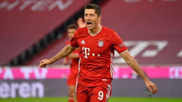 MUNICH, GERMANY - OCTOBER 04: Robert Lewandowski of Bayern Munich  celebrates after scoring his teams third goal  during the Bundesliga match between FC Bayern Muenchen and Hertha BSC at Allianz Arena on October 04, 2020 in Munich, Germany. (Photo by Sebastian Widmann/Getty Images)