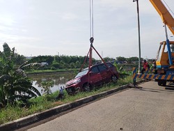 Sebuah Mobil Terperosok ke Kali BKT Cakung, Sudah Dievakuasi