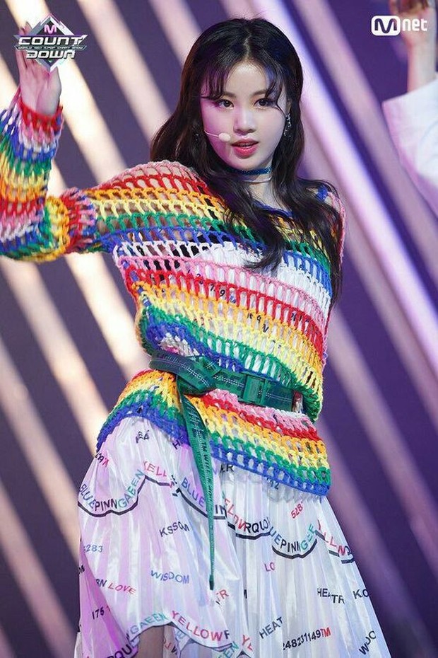 Soojin (G)-IDLE/pinterest.com/wattpad Baju rajut pelangi yang cukup cerah ini dapat terkesan berlebihan.