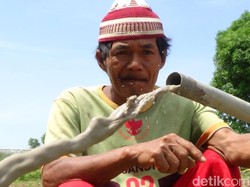 Ngebor Sumur Hingga 90 Meter di Sumenep, yang Keluar Justru Lumpur Berbau Gas