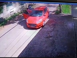 Detik-detik Mobil Merah Terbakar di Kudus Terekam CCTV