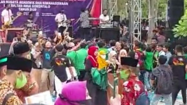 Tangkapan layar video mahasiswa di Gorontalo berkerumun berjoget.