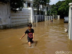 Waspada Bencana Alam Lain, Ingat Jaga Jarak di Pengungsian Waspada Bencana Alam Lain, Ingat Jaga Jarak di Pengungsian
