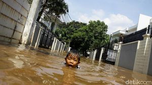 Tergenang Gegara Hujan, Kemang Selatan Jadi Kolam Renang Dadakan