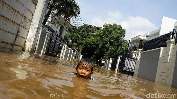 Tergenang Gegara Hujan, Kemang Selatan Jadi Kolam Renang Dadakan