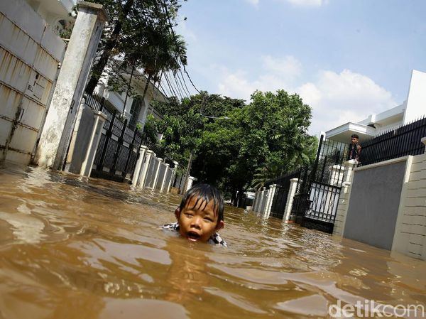 Tergenang Gegara Hujan, Kemang Selatan Jadi Kolam Renang Dadakan