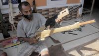 Terinspirasi PUBG, Pria di Sumedang Bikin Replika Senjata dari Kayu