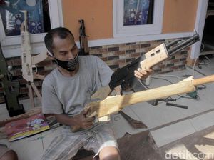 Terinspirasi PUBG, Pria di Sumedang Bikin Replika Senjata dari Kayu
