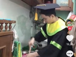 Ada-ada Saja, Mahasiswa Ini Viral karena Wisuda Sambil Masak Nasi Goreng
