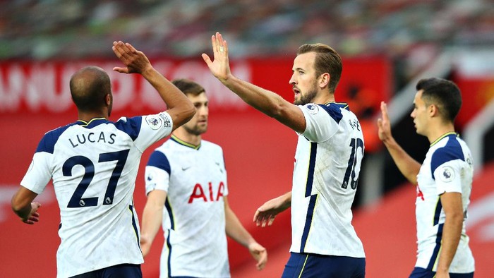 MANCHESTER, ENGLAND - OCTOBER 04: Harry Kane of Tottenham Hotspur celebrates with teammates after scoring his sides sixth goal during the Premier League match between Manchester United and Tottenham Hotspur at Old Trafford on October 04, 2020 in Manchester, England. Sporting stadiums around the UK remain under strict restrictions due to the Coronavirus Pandemic as Government social distancing laws prohibit fans inside venues resulting in games being played behind closed doors. (Photo by Alex Livesey/Getty Images)