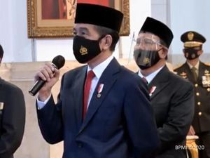 Jokowi Sapa Prajurit TNI Penjaga Perbatasan: Gaji-Tunjangan Lancar? Jokowi Sapa Prajurit TNI Penjaga Perbatasan: Gaji-Tunjangan Lancar?