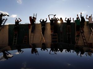 Warga Ceko Rela Panjat Tembok Pakai Tangga buat Nonton Bola