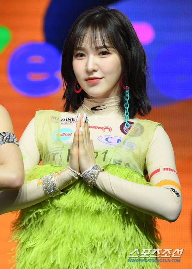 Wendy Red Velvet/pinterest.com/uzumakifa Dress berbulu ini membuat Wendy terkesan memamakai permadani bulu.