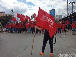 Tolak UU Cipta Kerja, Ratusan Buruh Tutup Jalan Rancaekek-Cileunyi Bandung