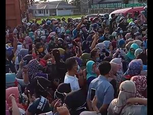 Video Buruh Tinggalkan Pabrik Ikut Aksi Tolak Omnibus Law Video Buruh Tinggalkan Pabrik Ikut Aksi Tolak Omnibus Law