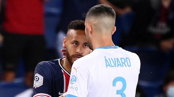 (FILES) This file photo taken on September 13, 2020 shows Marseilles Spanish defender Alvara Gonzalez arguing with Paris Saint-Germains Brazilian forward Neymar (L) during the French L1 football match between Paris Saint-Germain (PSG) and Marseille (OM) at the Parc de Princes stadium in Paris. - Neymar and Gonzalez will face the Leagues Disciplinary Committee on September 30, 2020, with possibly heavy sanctions in sight. (Photo by FRANCK FIFE / AFP)