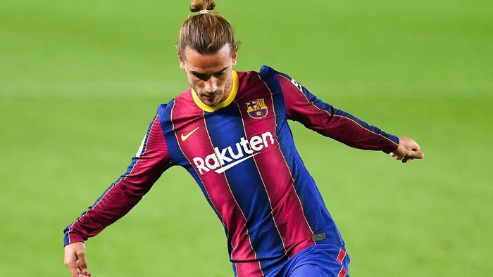 BARCELONA, SPAIN - SEPTEMBER 27: Antoine Griezmann of FC Barcelona runs with the ball during the La Liga Santander match between FC Barcelona and Villarreal CF at Camp Nou on September 27, 2020 in Barcelona, Spain. Football Stadiums around Europe remain empty due to the Coronavirus Pandemic as Government social distancing laws prohibit fans inside venues resulting in fixtures being played behind closed doors. (Photo by David Ramos/Getty Images)