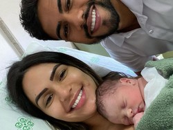 Dramatis! Pemain Bola Ini Bantu Istri Melahirkan Sendiri di Tangga Apartemen