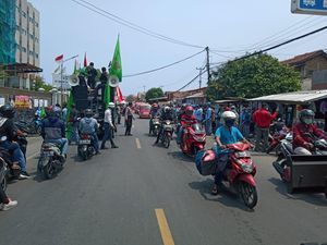Aksi Mogok Tolak Omnibus Law, Buruh Orasi Kelilingi Kawasan Industri Cilegon Aksi Mogok Tolak Omnibus Law, Buruh Orasi Kelilingi Kawasan Industri Cilegon