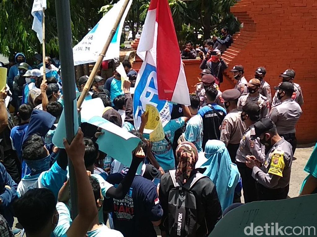 Tolak Omnibus Law, Buruh Gelar Aksi di DPRD Kabupaten Cirebon Tolak Omnibus Law, Buruh Gelar Aksi di DPRD Kabupaten Cirebon