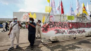 Buruh di Cikarang Gotong Keranda DPR