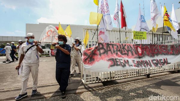 Buruh di Cikarang Gotong Keranda DPR