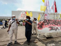 Buruh di Cikarang Gotong Keranda DPR