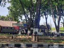 Petugas Gabungan Berjaga Antisipasi Demo Tolak Omnibus Law Cipta Kerja