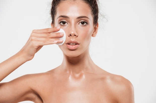 Cleansing Oil atau Balm/sumber: freepik.com/ Buat first cleanser bisa mengaplikasikan cleansing oil maupun cleaning balm.