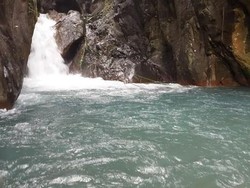 Segarnya Main Basah-basahan di Curug Leuwi Hejo Bogor
