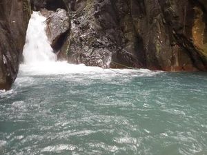 Segarnya Main Basah-basahan di Curug Leuwi Hejo Bogor Segarnya Main Basah-basahan di Curug Leuwi Hejo Bogor