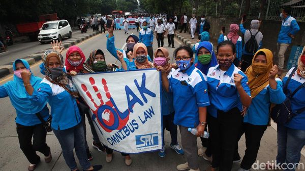 Buruh Tolak Omnibus Law Kuasai Jalan Gatot Subroto Tangerang
