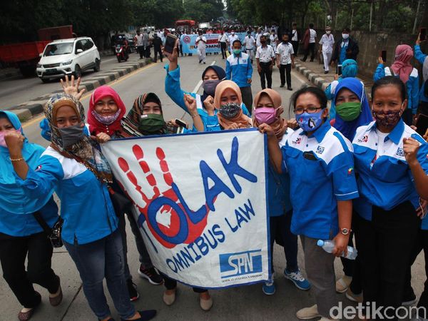 Buruh Tolak Omnibus Law Kuasai Jalan Gatot Subroto Tangerang