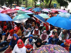 Tolak Omnibus Law, Ribuan Buruh Berpayung Demo di Depan Balkot Bandung