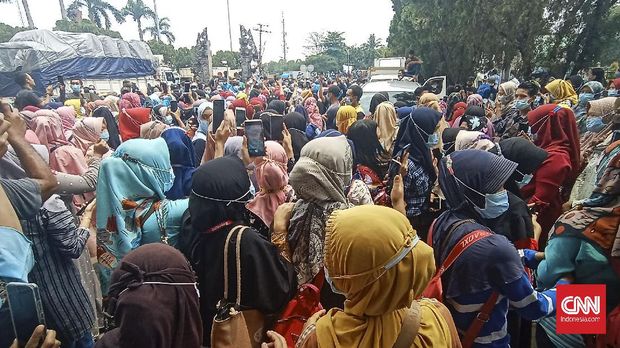 Puluhan ribu buruh wanita dari PT Nikomas Gemilang, memblokir akses Jalan Raya Serang, yang merupakan jalur arteri dari Kota Serang dan Kabupaten Serang menuju Tangerang Raya. Mereka menolak pengesahan Undang-undang (UU) Cipta Kerja, yang menghilangkan hak-hak perempuan, seperti hak cuit melahirkan dan haid,