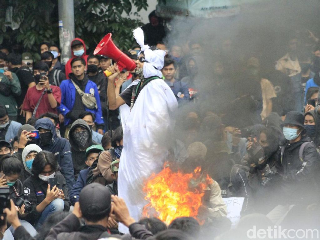 Tolak Omnibus Law, Ribuan Mahasiswa di Bandung Kepung Gedung Dewan