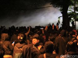 Video Suasana Rusuh Demo Tolak Omnibus Law di Bandung