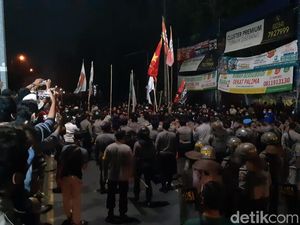 Aksi Mahasiswa Tolak Omnibus Law di Serang Ricuh, Polisi Dilempari Batu