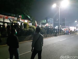 Tolak Omnibus Law, Mahasiswa Bakar Ban Tutup Jalan Arteri Serang Tolak Omnibus Law, Mahasiswa Bakar Ban Tutup Jalan Arteri Serang