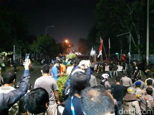 Video Demo Omnibus Law di Serang Juga Rusuh, Perwira Polisi Terluka