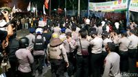 Demo Omnibus Law di Serang Berujung Ricuh